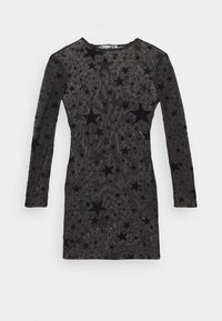 Černé dlouhé šaty s dlouhým rukávem vyrobené z průsvitné látky, zdobené vzorem hvězd. Texturovaný povrch s vířícími liniemi a aplikacemi černých hvězd.