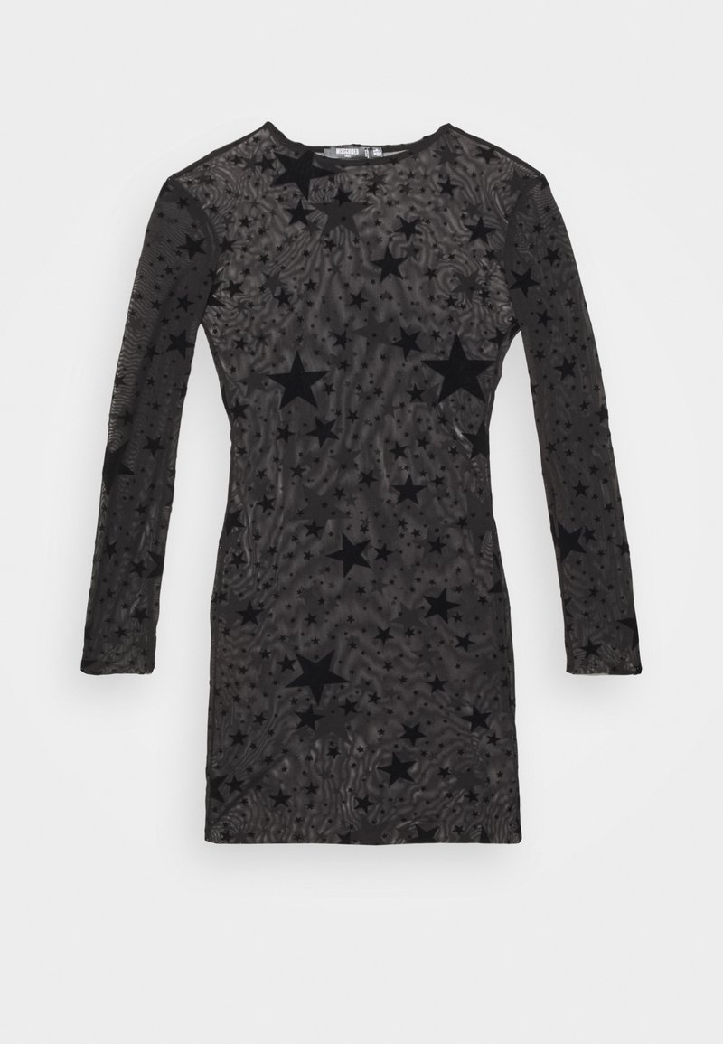 Černé dlouhé šaty s dlouhým rukávem vyrobené z průsvitné látky, zdobené vzorem hvězd. Texturovaný povrch s vířícími liniemi a aplikacemi černých hvězd.
