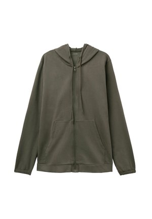 Sudadera con capucha y cremallera en verde oliva hecha de tela suave. Cuenta con una capucha grande, bolsillos delanteros y puños elásticos con un ajuste relajado.