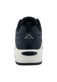 Baskets de sport navy avec une surface texturée, semelle intermédiaire blanche et détail du logo sur le talon. Présente un onglet pour un enfilage facile.