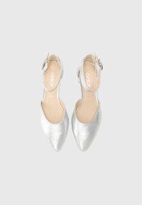 Sapatos slingback de couro prateado com biqueira apontada, tira ajustável no tornozelo e textura lisa. Nome da marca "Gabor" visível na palmilha.