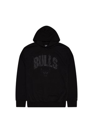 Μαύρο φούτερ με κουκούλα και τσέπη καγκουρό. Διαθέτει μεγάλο μαύρο γράφημα με τη λέξη "BULLS" και λογότυπο ταύρου από κάτω. Μαλακό ύφασμα, με ριμπ μανσέτες και στρίφωμα.