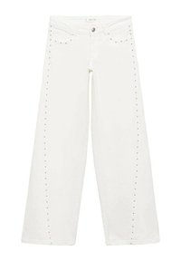 Vita vida byxor med vida ben som har nitar längs med sidsömmarna, tillverkade av denim med en slät textur och en prydlig fåll.
