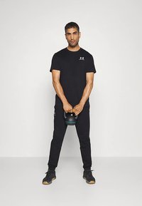 Under Armour LOGO HEAVYWEIGHT - Osnovna majica kratkih rukava - black/white