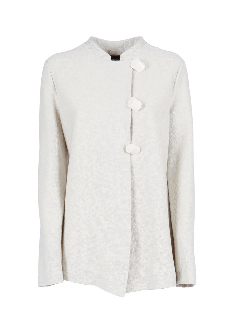 Gebroken wit textuur langemouwenjack met een opstaande kraag en drie grote asymmetrische knopen aan de voorkant.
