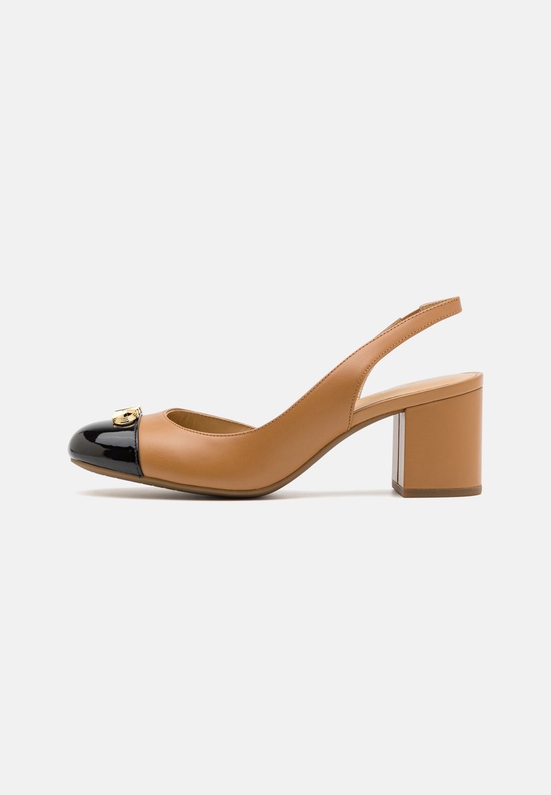 Chaussure slingback en cuir fauve avec bout en cuir verni noir, emblème décoratif doré et talon bloc sur fond blanc.