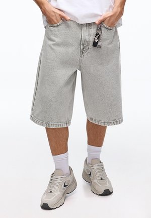Bershka BAGGY BERMUDA - Farmer rövidnadrágok - grey