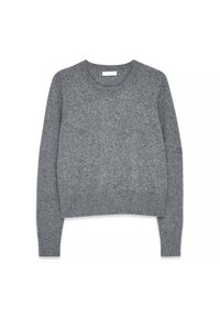 Pull gris à col rond avec manches longues, fabriqué en maille douce, présentant un hem légèrement court et une finition texturée.