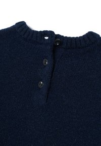 Maglione lavorato a maglia blu navy con colletto a coste e tre bottoni neri sul davanti. Texture morbida con una finitura leggermente pelosa.