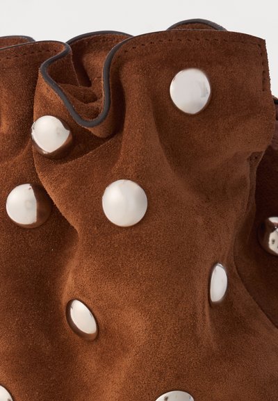 Stuart Weitzman MIA MINI STUD BAG - Mala a tiracolo - fox