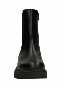 Zwarte leren enkellaars met een gladde afwerking, zijritssluiting en een robuuste rubberen zool. Eenvoudig ontwerp zonder zichtbare patronen of accenten.