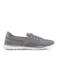 Scarpa da ginnastica grigia in rete con tomaia testurizzata, suola bianca flessibile e lacci elastici. Design elegante e leggero con accenti minimal.