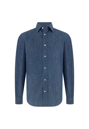 Camicia in denim blu scuro a maniche lunghe con chiusura a bottoni e colletto aperto, mostrata su sfondo bianco.