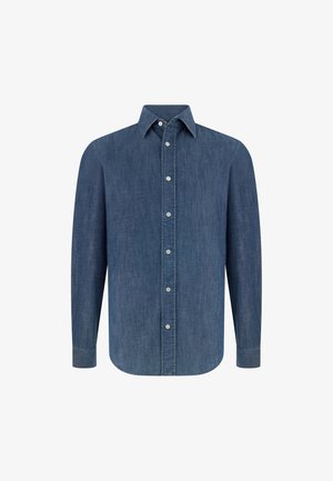 Camicia in denim blu scuro a maniche lunghe con chiusura a bottoni e colletto aperto, mostrata su sfondo bianco.