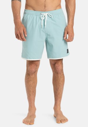 Shorts de bain bleu clair avec une bordure blanche, taille élastique et cordon de serrage réglable. Fabriqués en matériau léger, adaptés pour la plage.