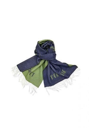 Scialle intrecciato blu e verde con bordi frangiati e accenti testuali, caratterizzato da un tessuto testurizzato e una forma rettangolare.