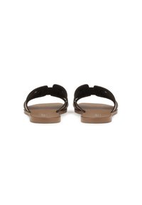 Čierne ploché sandále s dvoma tenkými remienkami a flexibilnou hnedou podrážkou. Dizajn obsahuje otvorenú zadnú časť bez kovových prvkov alebo akcentov.