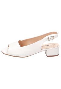 Witte slingback hak sandalen met open teen, gemaakt van soepel leer. Heeft een brede band en een kleine blokhak voor stabiliteit.