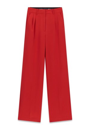 Pantalon rouge taille haute à jambes larges, avec passants de ceinture, plis à l'avant et poches latérales.