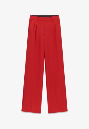 Roze, hoog getailleerde broek met wijde pijpen, met riemlussen, plooien aan de voorkant en zijzakken.