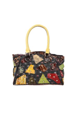 Zwarte handtas met gele handgrepen, versierd met veelkleurige gestructureerde geometrische patches en kleine metalen studs.