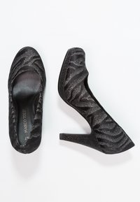 Czarne buty na wysokim obcasie z teksturowanym wzorem zebry i błyszczącymi akcentami, z okrągłym noskiem i subtelnym, błyszczącym wykończeniem.