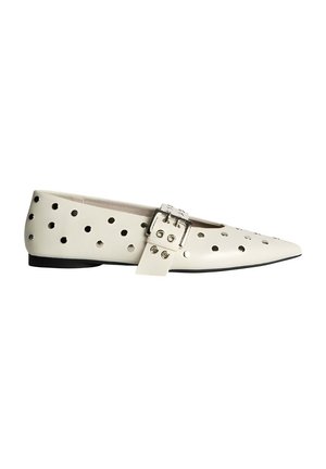 Bailarinas de charol blanco con agujeros recortados, punta afilada y un detalle de hebilla lateral. Suela negra y textura suave.