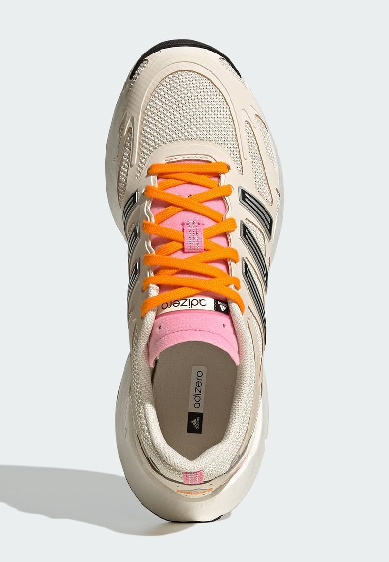 Beiger Sportschuh mit Netz-Obermaterial, schwarzen Akzenten und orangefarbenen Schnürsenkeln. Verfügt über eine rosa Zunge und eine strukturierte Sohle. Adizero-Branding sichtbar.