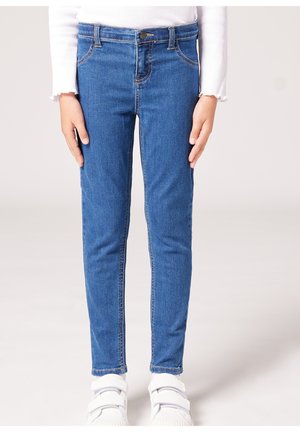 Blå denim skinny jeans med femfickorsdesign, knappstängning, framträdande sömmar och ankellång klipp. Bärs med vita sneakers.