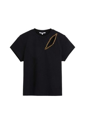 Camiseta de algodón negra con cuello redondo, mangas cortas y un acento decorativo asimétrico que presenta adornos en color dorado.