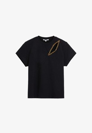 Camiseta de algodón negra con cuello redondo, mangas cortas y un acento decorativo asimétrico que presenta adornos en color dorado.