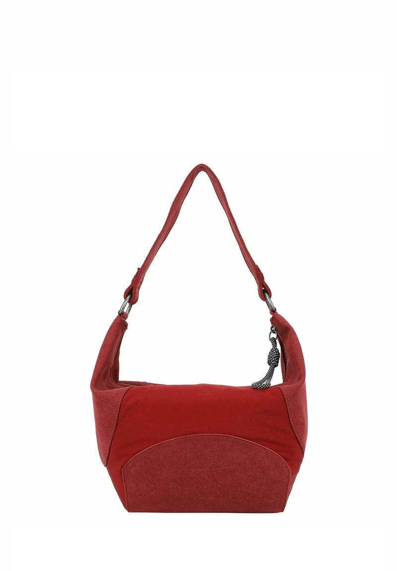 Borsa a spalla in suede rosso con forma arrotondata, tracolla corta e un accento metallico decorativo. Presenta una texture liscia e un design minimalista.