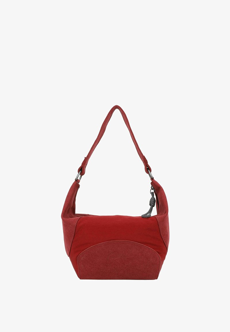 Borsa a spalla in suede rosso con forma arrotondata, tracolla corta e un accento metallico decorativo. Presenta una texture liscia e un design minimalista.