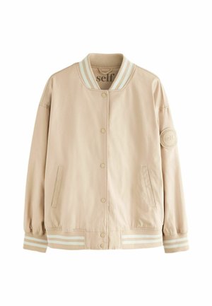 Veste bomber beige clair en tissu lisse, avec un col côtelé orné de rayures blanches, des poches latérales et un badge logo rond sur la manche.