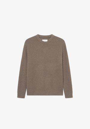 Pull ras du cou de couleur marron neutre, avec un tissu tricoté texturé, des manches longues et des bords côtelés.
