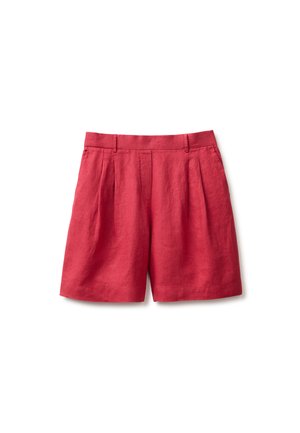 Rote knielange Shorts mit Falten, Gürtelschlaufen und einem taillierten Bund auf weißem Hintergrund.
