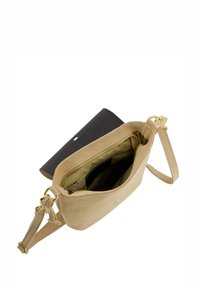 Beige Wildleder-Umhängetasche mit Reißverschluss, Innenfächern und abnehmbarem Riemen. Schwarze Innenauskleidung und goldene Hardware-Details.
