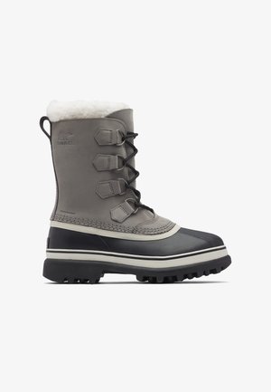Bota gris impermeable de invierno con cuello forrado de piel, diseño con cordones, suela de goma y sección inferior de goma negra en contraste.