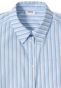 Chemise bleu clair avec des rayures verticales blanches et foncées, fermeture boutonnée, col pointu et poche poitrine.