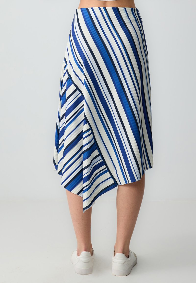 Jupe rayée bleue et blanche avec un ourlet asymétrique, faite de tissu à côtes ; présente des rayures verticales et horizontales de largeurs variées.