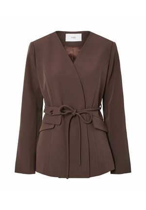 Brun omslagsjakke lavet af tekstureret stof, med bælte i taljen, to forlommer og V-udskæring. Skræddersyet pasform med lange ærmer.