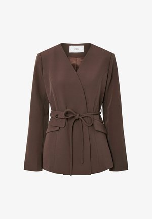 Brun innpakket jakke laget av teksturert stoff, med belte i midjen, to frontlommer og V-hals. Skreddersydd passform med lange ermer.