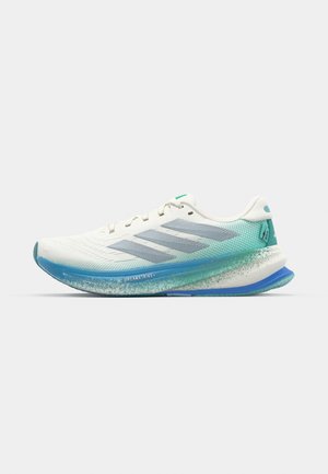 Weißer Laufschuh mit einem atmungsaktiven Oberschuh aus Netzmaterial, hellblauem Zwischensohle und türkisfarbenen Akzenten. Verfügt über ein schlankes Design und eine strukturierte Sohle.