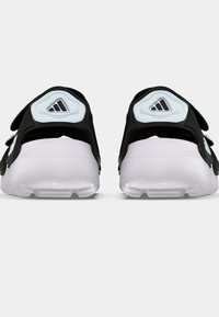 Μαύρα αθλητικά παπούτσια με φαρδιά, επενδεδυμένη γλώσσα με ανοιχτό μπλε λεπτομέρειες, ασφαλείς ιμάντες βέλκρο και υφή λευκή σόλα.