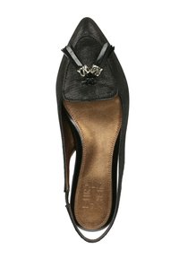 Scarpa slingback nera a punta con upper testurizzato, frange decorative nere e tacco sottile. L'interno presenta una soletta liscia marrone.