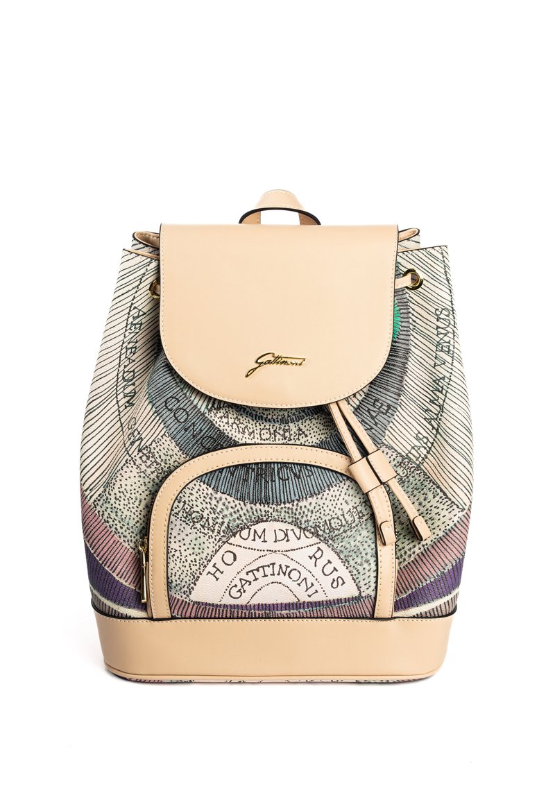 Mochila de cuero con una tapa superior color crema y tela estampada colorida que presenta texto y diseños. Incluye un bolsillo frontal con cremallera y correas ajustables.