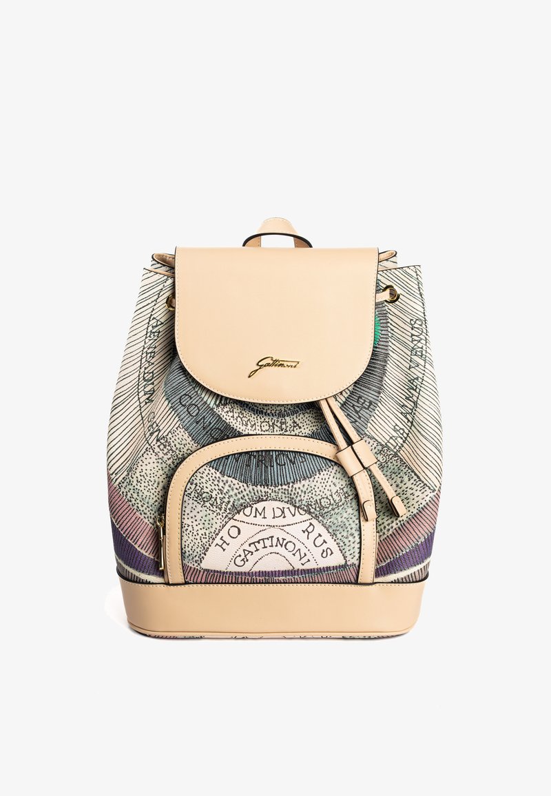 Mochila de cuero con una tapa superior color crema y tela estampada colorida que presenta texto y diseños. Incluye un bolsillo frontal con cremallera y correas ajustables.