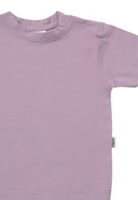 Helles lilafarbendes Baumwoll-T-Shirt mit kurzen Ärmeln, rundem Halsausschnitt und Druckknopfdetail an der linken Schulter. Weicher Stoff, einfaches Design.