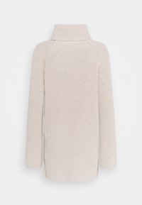 Pull en beige clair tricoté avec un col montant, une texture côtelée et des fentes latérales. Manches longues et coupe décontractée.