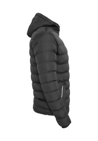 Čierna prešívaná páperová bunda s kapucňou, dlhými rukávmi a zipsovou bočnou vreckou, zobrazená z ľavej strany.